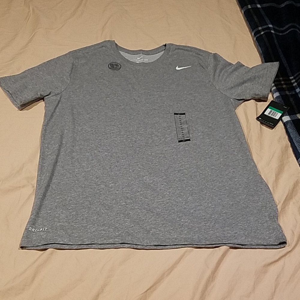 Tee shirt